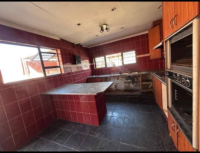 6 BEDROOM HOUSE FOR SALE IN TURFFONTEIN